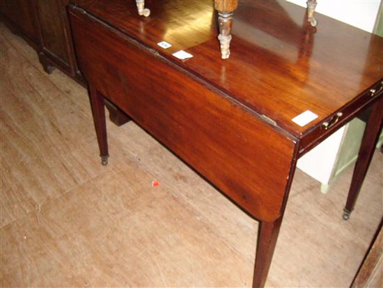 Mahogany pembroke table(-)